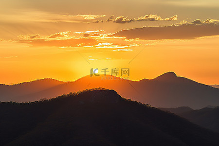 川背景背景图片_在泰国的一座山上看到日落