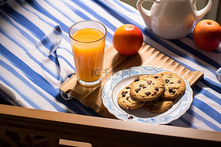 早餐背景图片_早餐包括饼干，托盘上有橙汁咖啡和水果