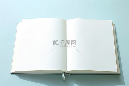 一本白色的日记本在白色的表面上打开