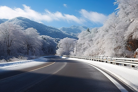 冬天的一条山路，背景是积雪覆盖的山脉