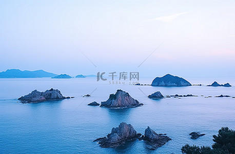 日出时的海景，蓝天岛屿和岩石