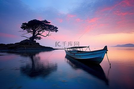 海小船背景图片_一艘小船坐落在水中的一座岛上，靠近美丽的粉红色日落