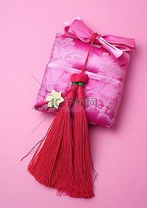 精致粉色背景图片_带有精致粉色流苏的传统日本和服