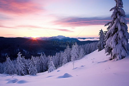 积雪覆盖的山上的日出