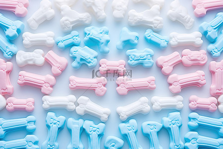 粉色和蓝色的糖果骨头排列成图案