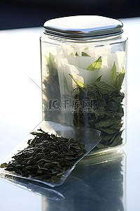一个装有绿茶的透明塑料容器