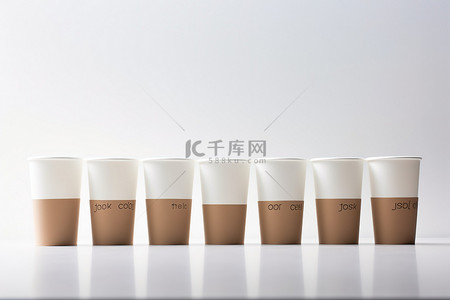 六个白咖啡杯排成一排