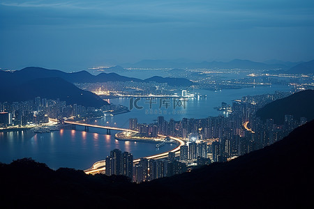 山和海洋背景图片_香港的一座山，俯瞰城市和海洋