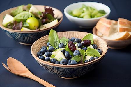 健康水果沙拉背景图片_木盘里的沙拉和水果