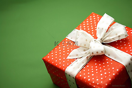 圆点和红色礼品包装礼物与 T 恤图像