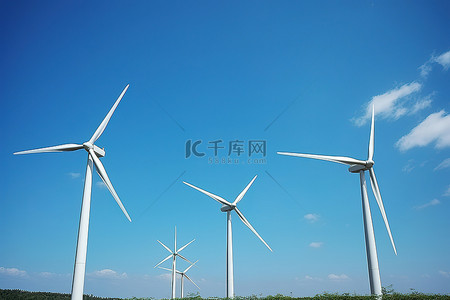 风车背景图片_蓝天映衬下的四个风力涡轮机