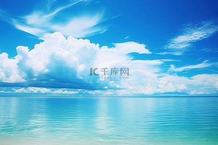 多云的天空，蓝色的海水和绿色的海滩