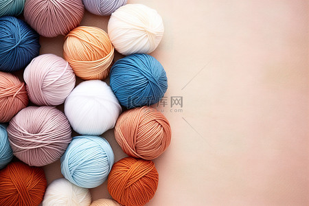 许多不同的彩色纱线球位于米色背景上