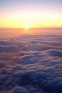 拍中背景图片_日落时的地平线在云彩中