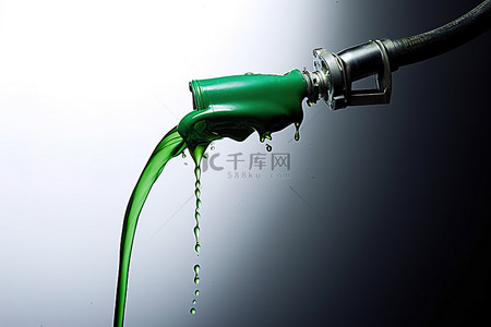 绿色燃油泵，液体从软管中滴出