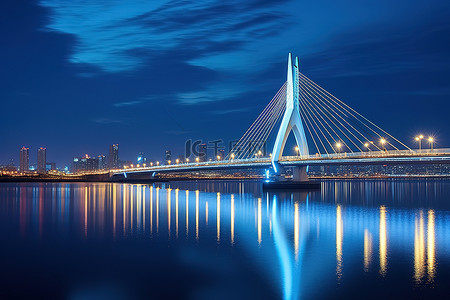 晚上，一座桥连接两个不同的水体