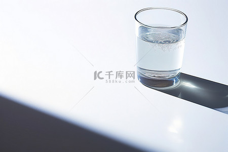 一杯水，白色表面上有水