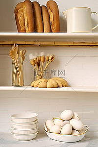 装满面包棒和鸡蛋的厨房架子
