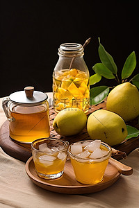 木桌上的芒果蜂蜜和水果
