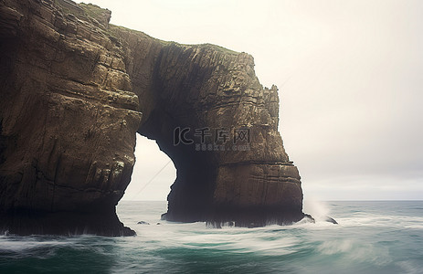 水背景图片_长长的岩层和海洋上的波浪