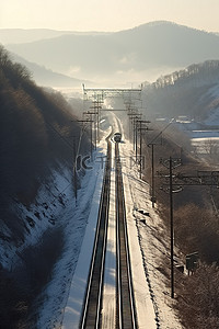 冬天从山坡上行驶的火车轨道上看到的景色