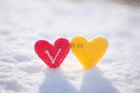 多彩的心与爱这个词在雪中拼写
