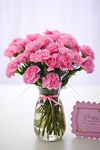 桌上花瓶里放着粉色康乃馨，上面有手写的便条