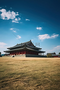 一栋建筑位于草地中央