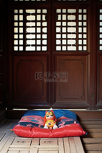 韩国房子的地板上有一个洋娃娃，上面有玩具