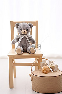 礼品盒有一只小手，椅子上坐着一只泰迪熊