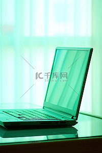 桌上有一台直立的绿色笔记本电脑