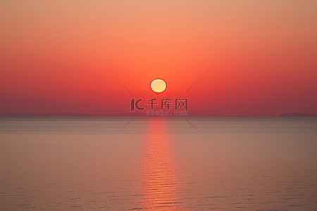 浣熊背景图片_太阳从浣熊湾岛的海面上升起