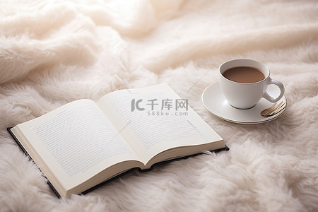 阳光咖啡背景图片_一杯咖啡和一本书放在白色地毯上