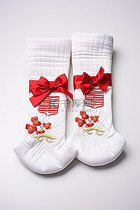 中国礼物两双带红色蝴蝶结设计的白袜子