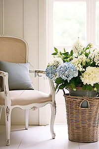 一张大椅子，上面有鲜花和小篮子