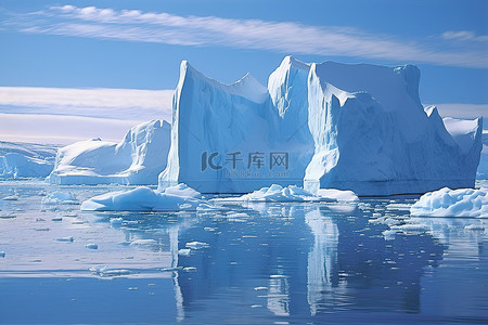 巨大的冰山坐落在海象冰架附近的水中