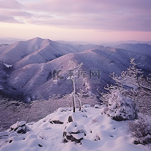 高原山附近的雪山顶视图