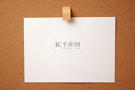 用品模板背景图片_软木板背景照片上的白色普通模板