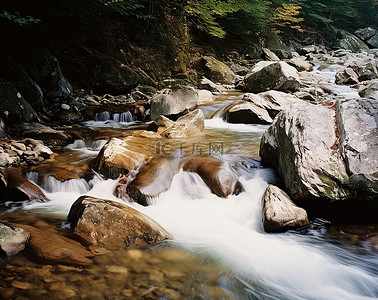 一条小溪从岩石山上流下来