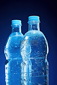空塑料瓶背景图片_蓝色背景下的三个空塑料瓶