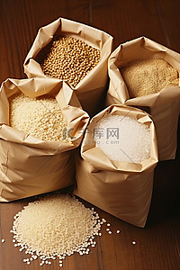 木桌上棕色纸袋中的大豆和糙米