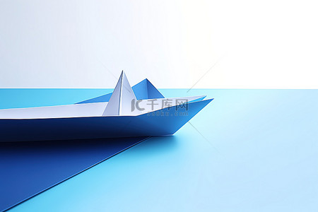 蓝色折纸背景图片_一个白色箭头指向一艘蓝色的纸纸船