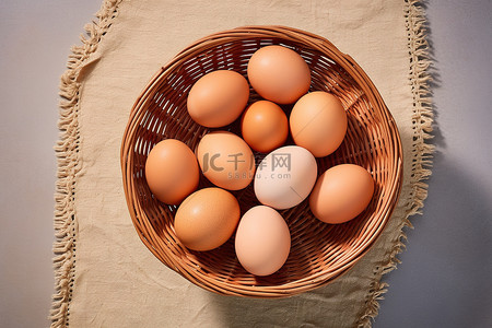 涂油的藤篮里有几十个生鸡蛋