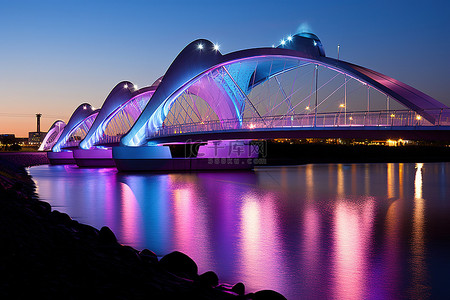 彩虹桥背景图片_彩虹桥在夜间亮起