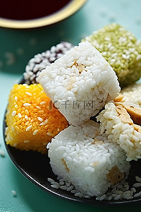 韩国传统美食背景图片_将饭团放在盘子里，撒上一些糖