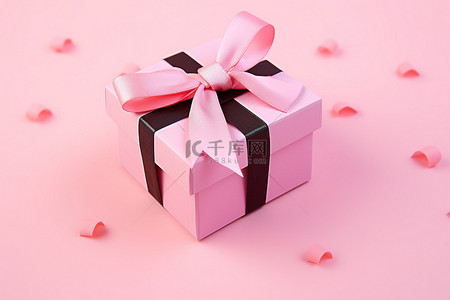 粉红色表面有黑色蝴蝶结的空礼品盒