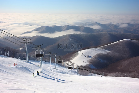 积雪覆盖的滑雪场，背景是滑雪缆车