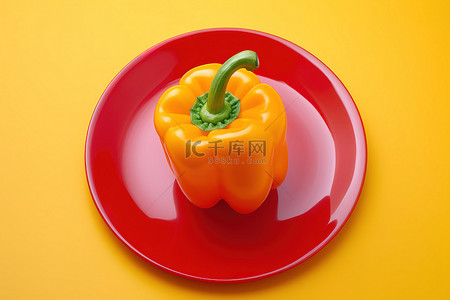 盘子里的橙色辣椒
