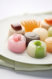 白盘上的日本甜点，配有不同颜色的糖果