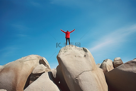 攀登人背景图片_登山者站在高高的岩石顶上